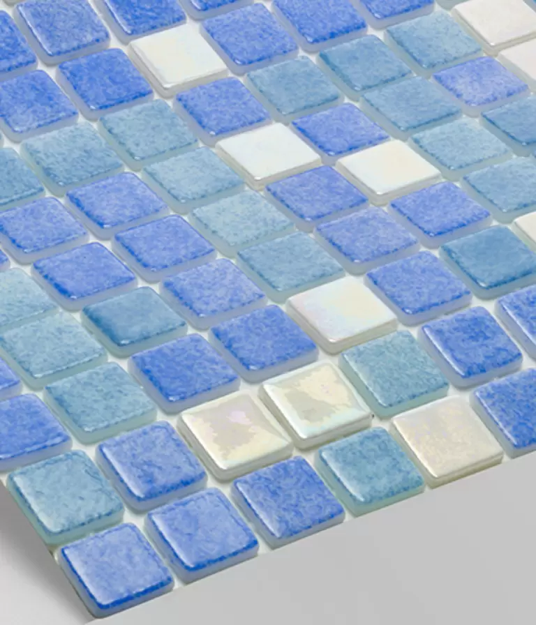 Mosaico azul y blanco