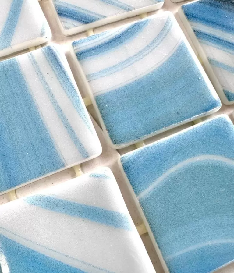 URA 5x5cm. Piscina azul claro y vetas blancas