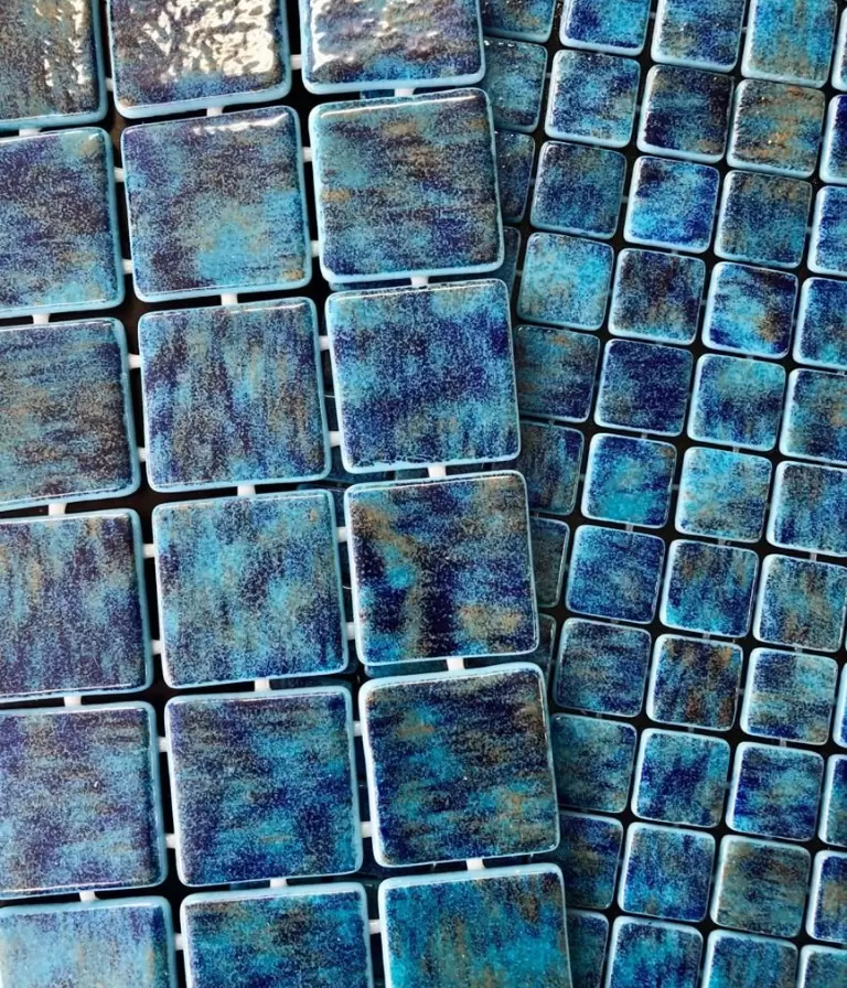 ZAFIRO. Piscina color azul 
