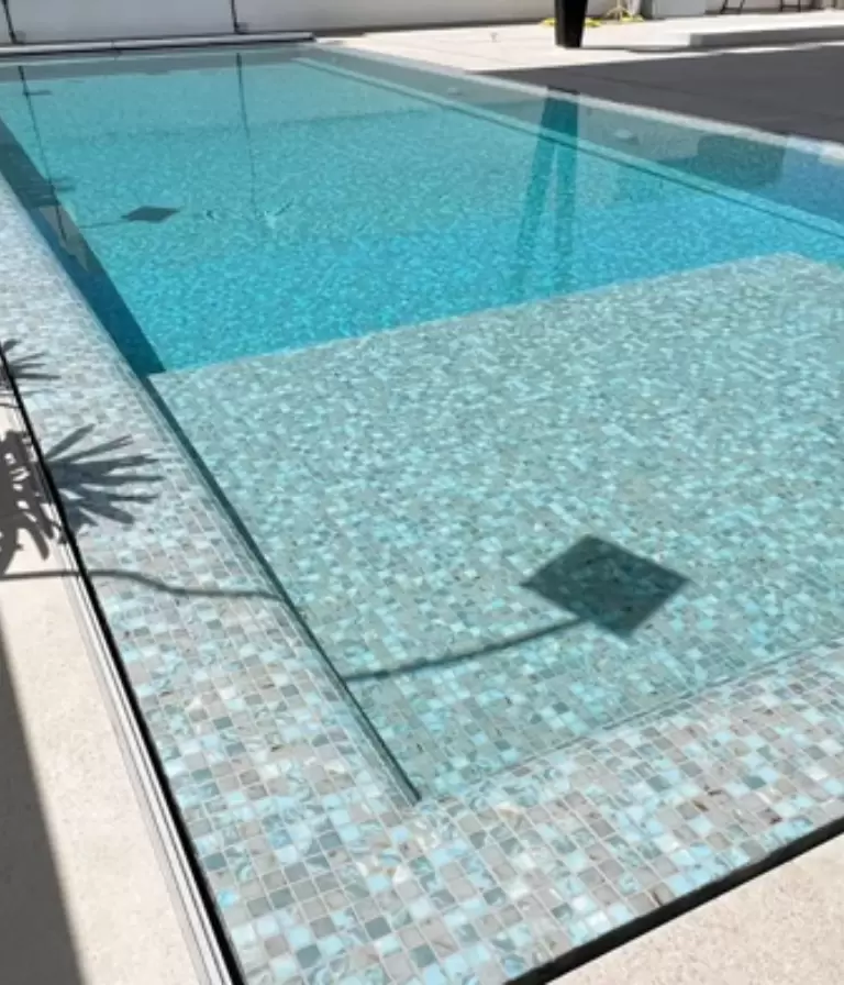 OK STONE. Piscina con colores de la naturaleza