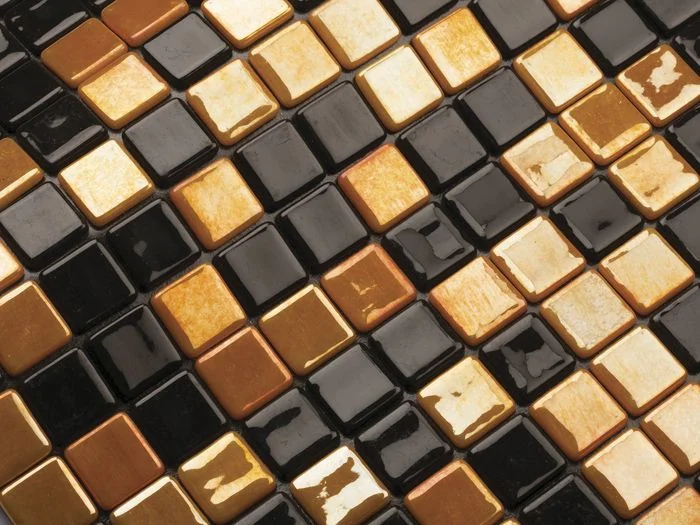 Mosaico dorado y negro