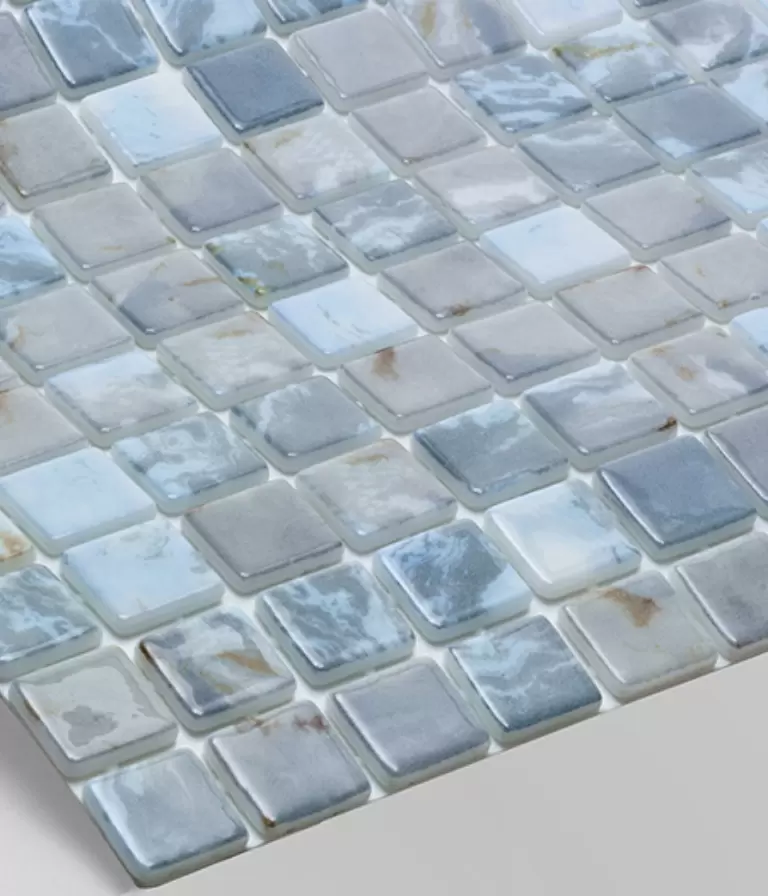 OK STONE. Piscina con colores de la naturaleza