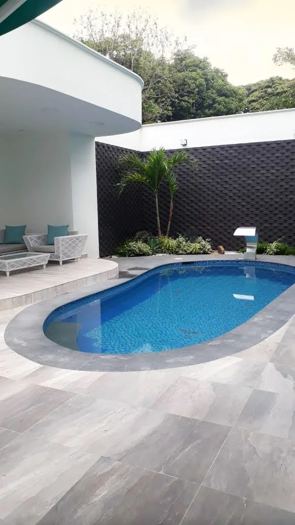 PISCINA AZUL Y PISO GRIS