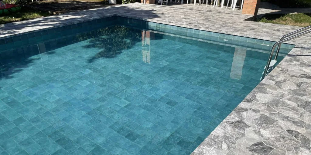 MOSAICOS PISCINA EN VIVIENDA RURAL